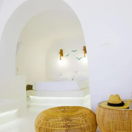Luxury Accomodation In A Traditional Place * Oia (Santorini)